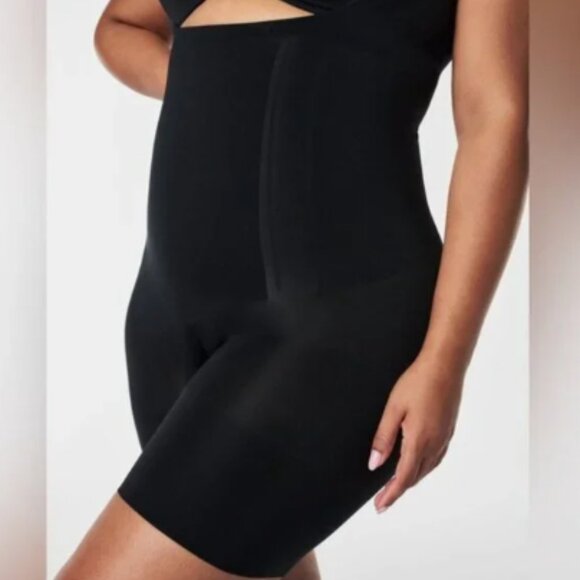 Spanx OnCore Sculpting Open-Bust Mid-Thigh Bodysuit - Medium in 'Very Black' - Picture 3 of 12